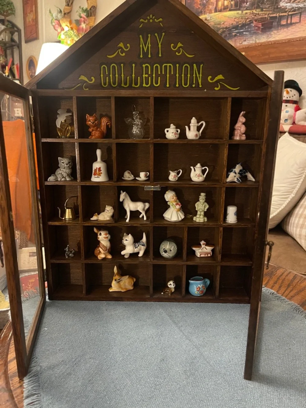 Vintage My Collection By Enesco Wooden Miniature Display Cabinet & 27 pieces - Picture 2 of 9